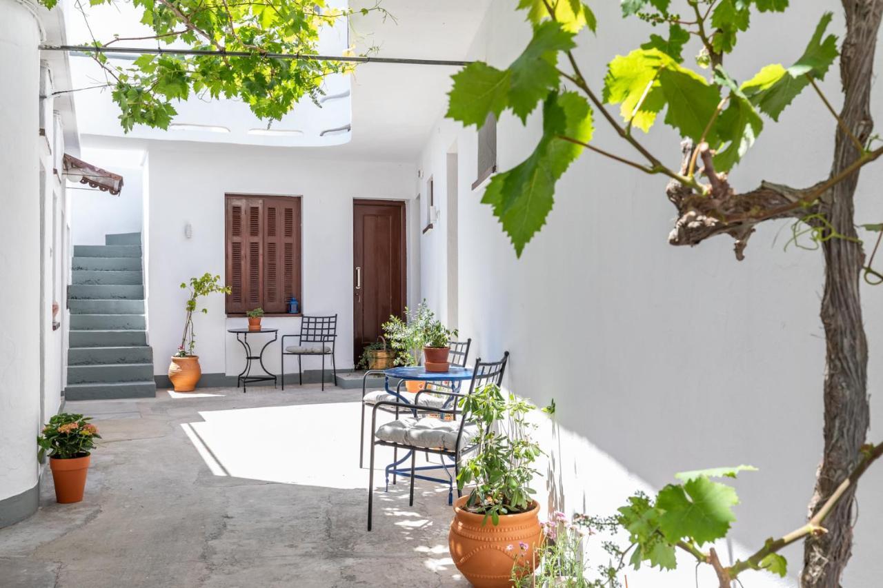 Uncle John'S Guesthouse Skopelos Town Exterior photo