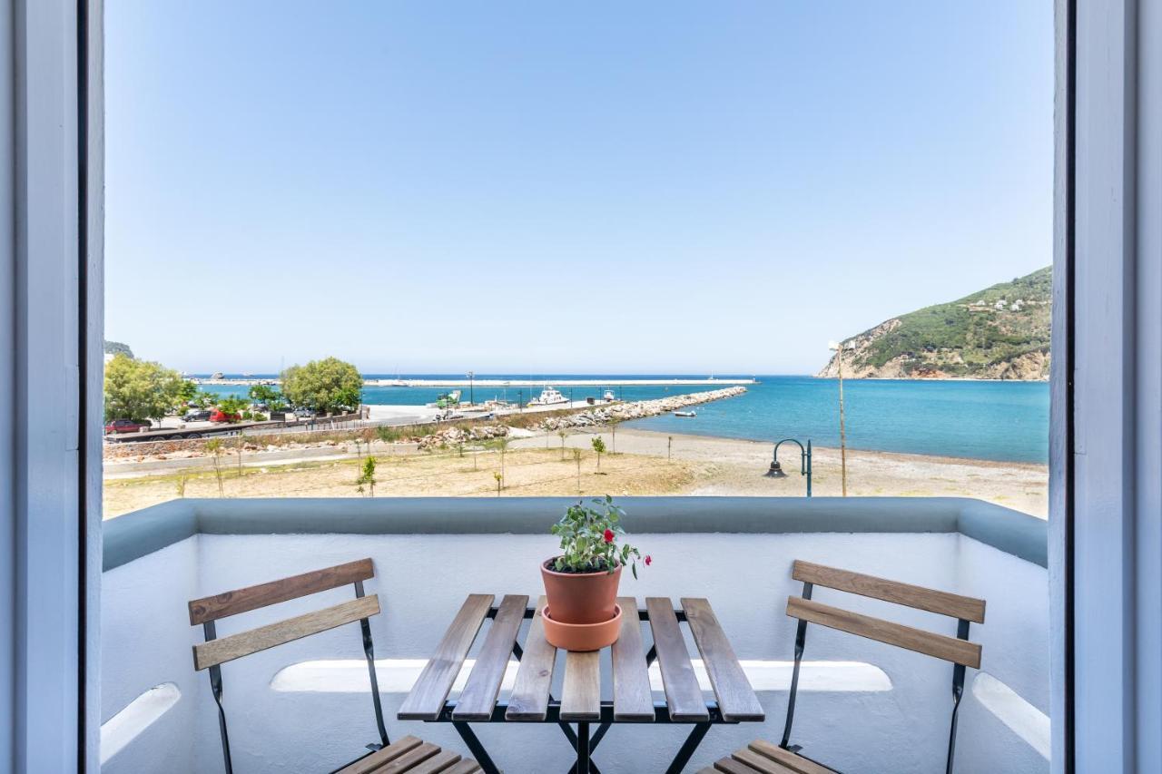 Uncle John'S Guesthouse Skopelos Town Exterior photo