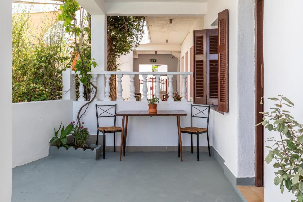 Uncle John'S Guesthouse Skopelos Town Exterior photo